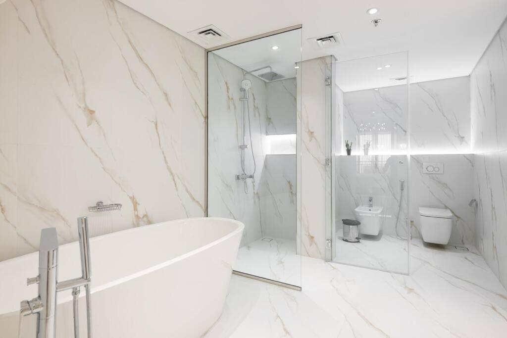 Upgraded Gorgeous 1br At 5 Star شقة